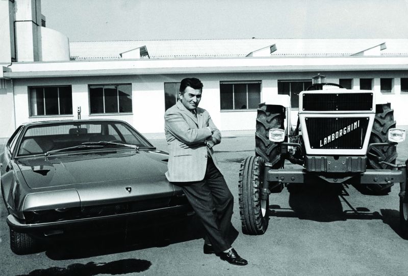 פרוצ'יו למבורגיני במפעל הטרקטורים שלו ב-Cento, 1968, נשען על מכונית ספורט הנושאת אף היא את שמו
