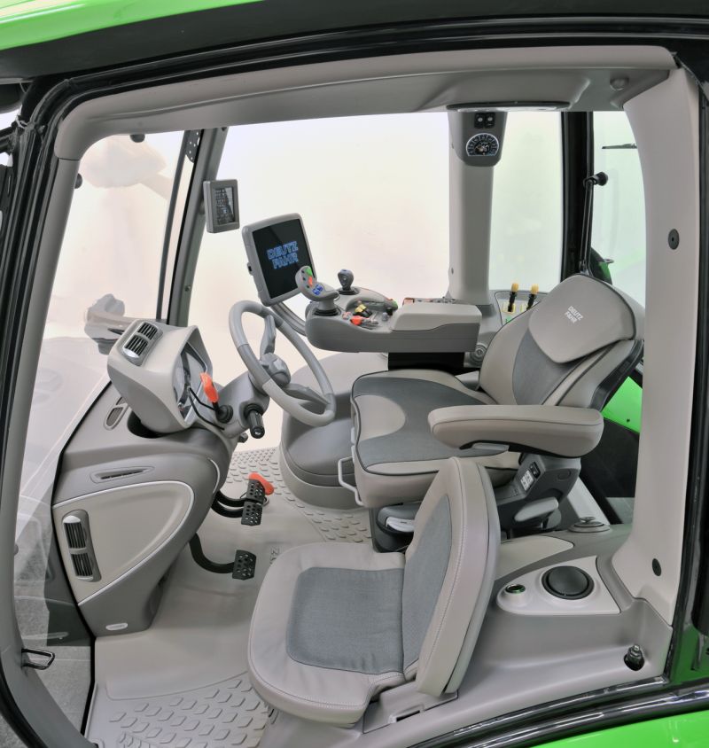תא המפעיל בדויץ-פאהר סדרה 7 עטור פרס עיצוב וארגונומיה ומכונה Maxi Vision Cab – ולטענת אנשי היצרן, מוביל כיום את הסגמנט