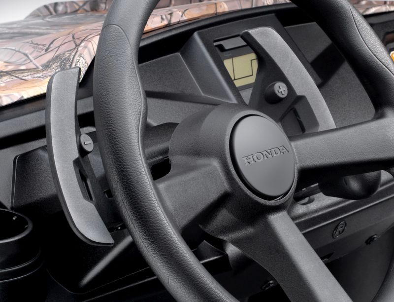 הונדה Pioneer 500 - העברת ההילוכים נעשית באמצעות ידיות הממוקמות בצמוד לגלגל ההגה